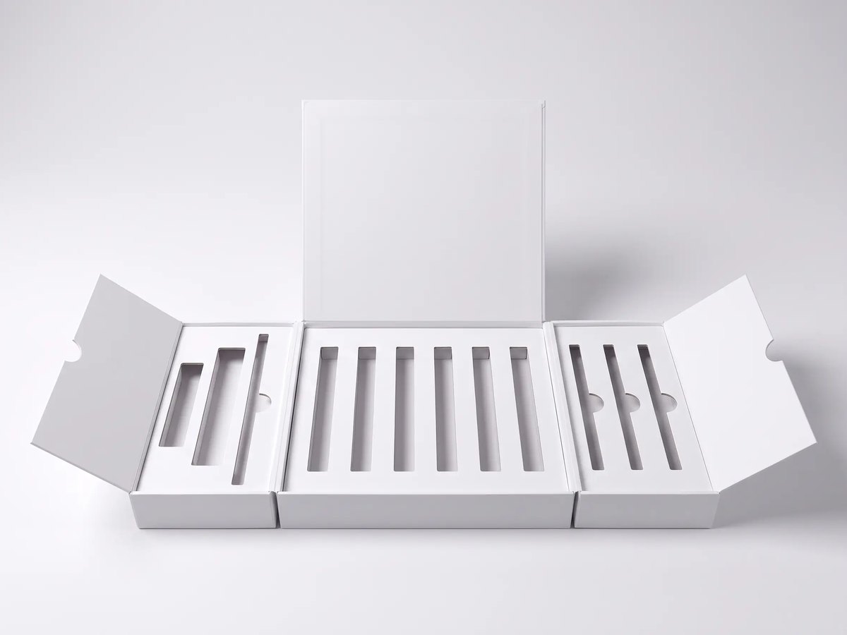 Three-panel gatefold box