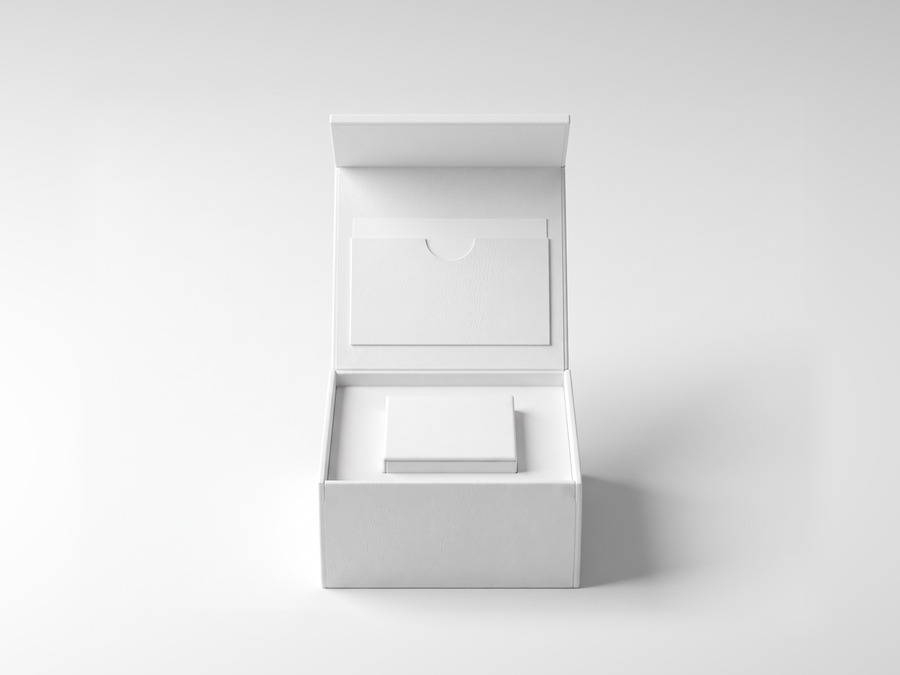 Hinged lid: Card pocket, front
